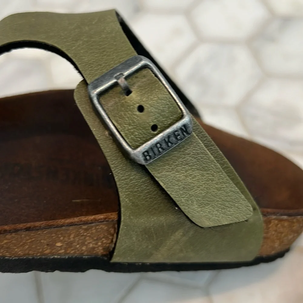 Birkenstock Leather Gizeh Pull Up Olive Green Narrow Thong Sandals Kids 33 | Y2